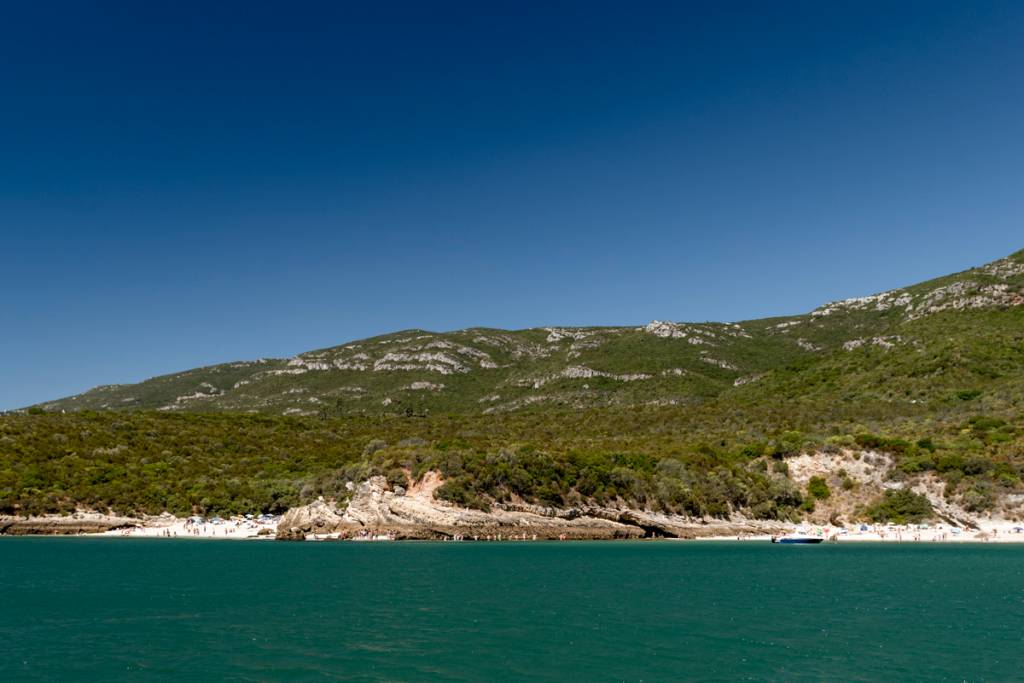 A Praia de Galapinhos (à direita) e a Praia dos Coelhos (à esquerda): difícil escolher a mais bonita