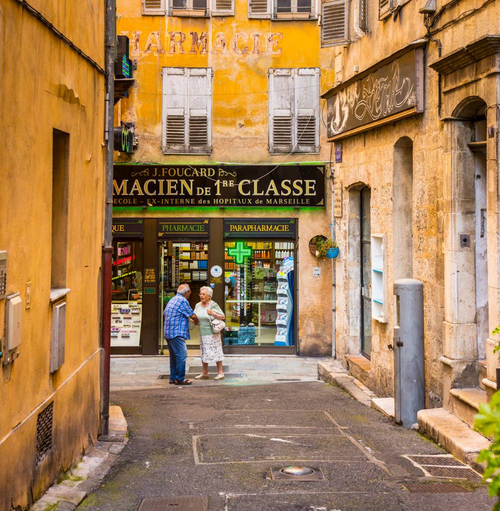 Cena de uma rua de Grasse, cidade da França