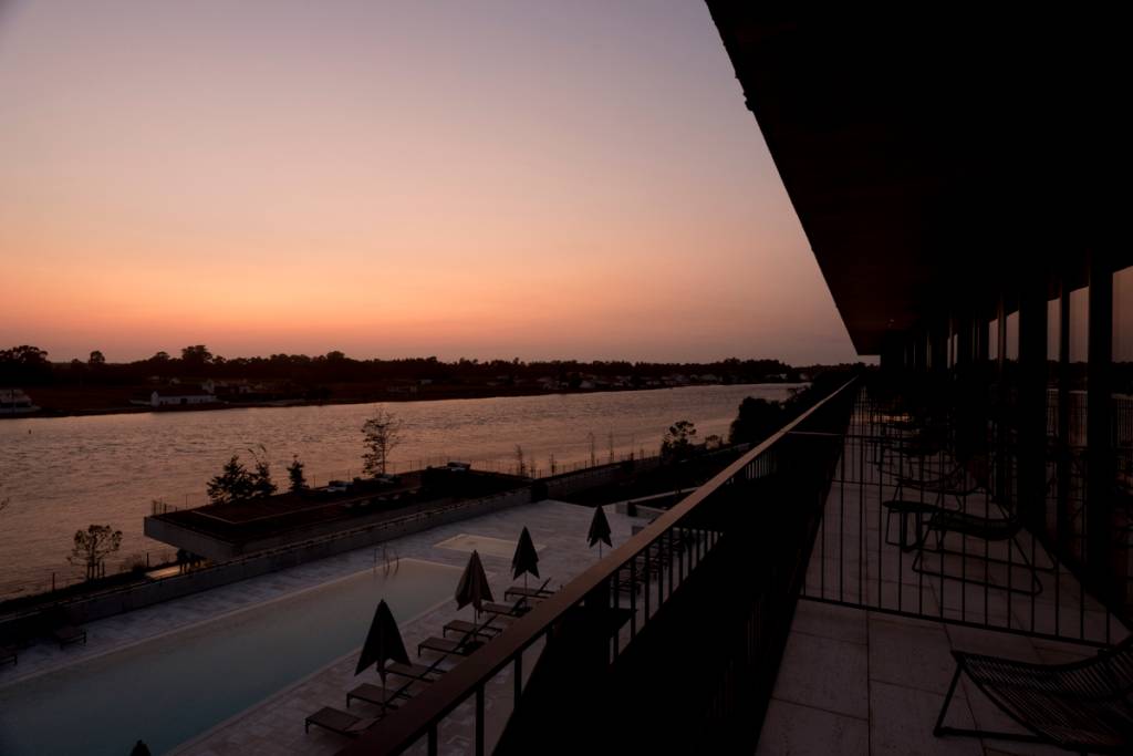 Vista da piscina exterior no pôr-do-sol: visual incrível