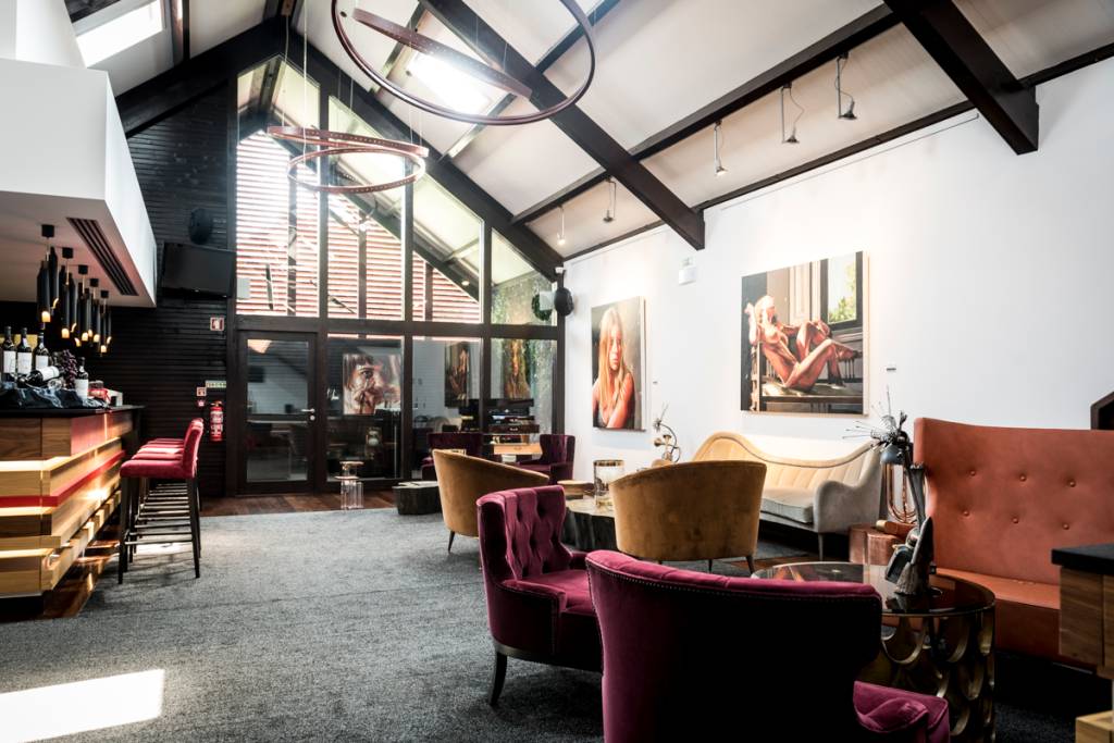 O lounge, que sempre recebe exposições temporárias