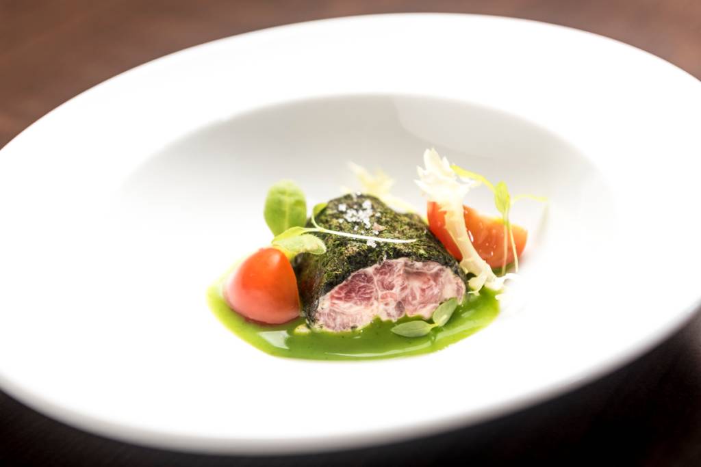 Tartar envolvido em alga com molho de clorofila: suave e delicado