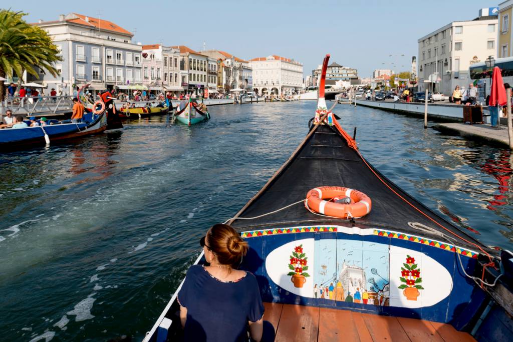 Passeio pelos canais de Aveiro em um tradicional barco moliceiro: a Veneza Portuguesa