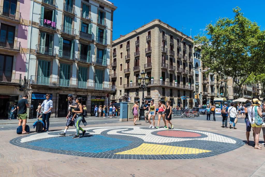 Turistas passeando em La Rambla, Barcelona