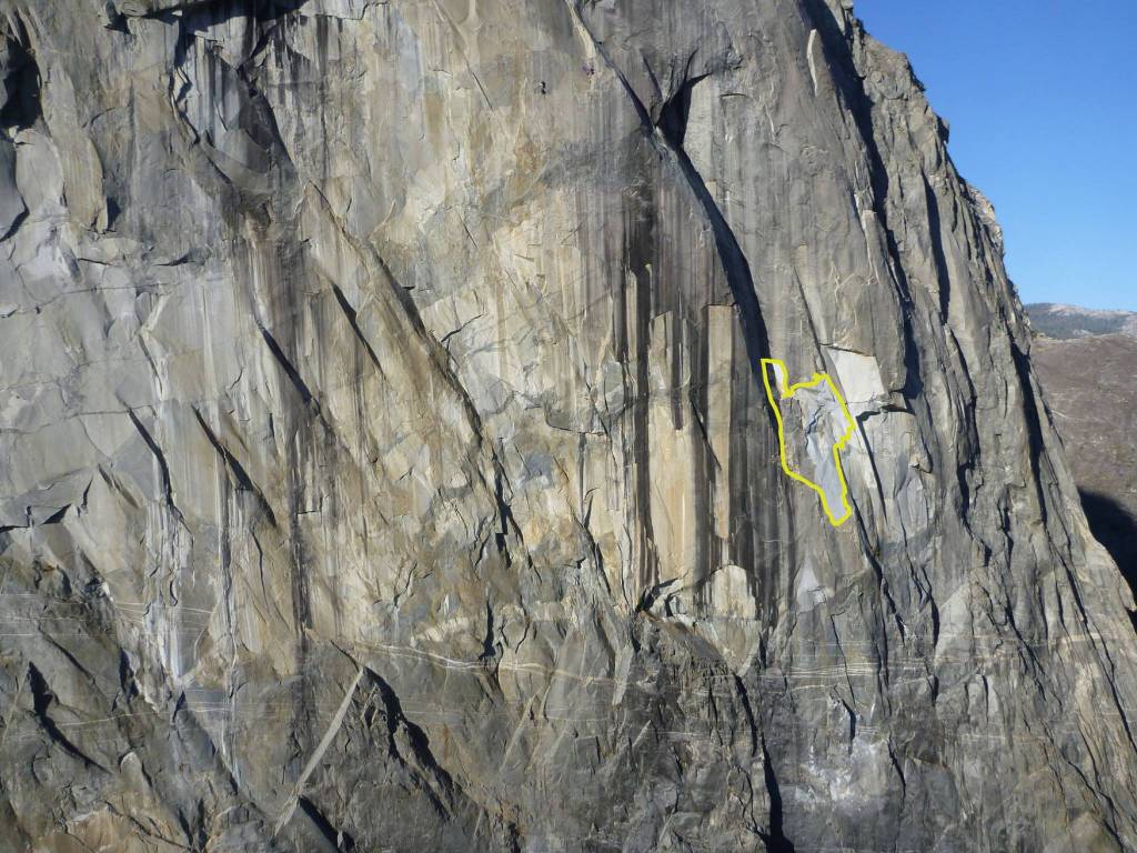 No destaque, a área que se desprendeu do El Capitan. Repare na parte superior da foto que há dois escaladores