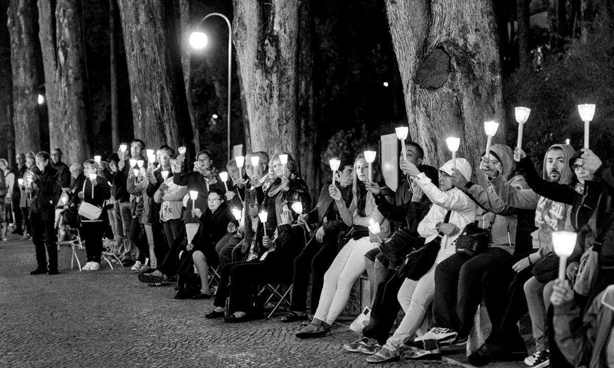 A espera pela Procissão das Velas