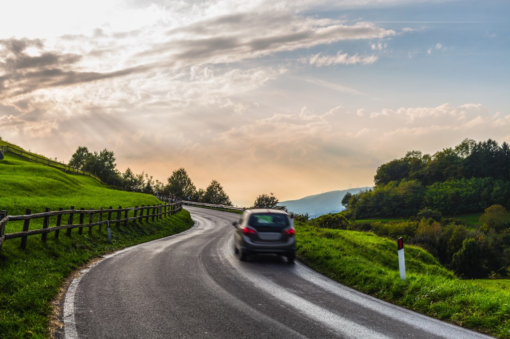 Carro em estrada rural