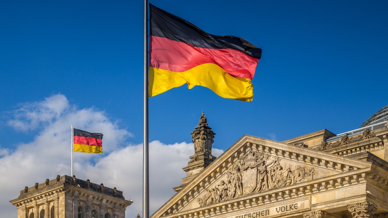 Bandeira alemã em frente ao Reichstag
