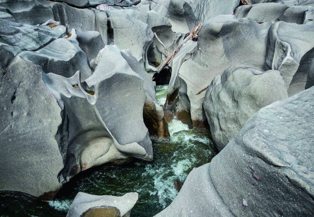 Pedras do Vale da Lua localizada próximo á Vila de São Jorge. O nome Vale da Lua vem da aparência que lembraria uma paisagem lunar, com pequenas crateras escavadas pelo atrito da areia levada pela água com as rochas, nas curvas onde as corredeiras são mais fortes, dando origem a pequenos rodamoinhos e funis.