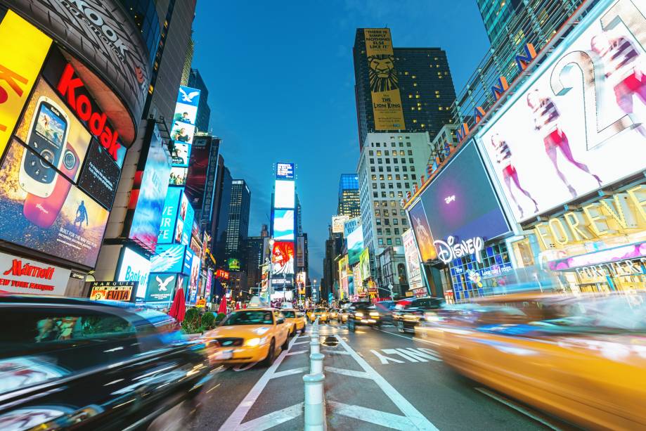 <strong>Times Square – <a href="https://gutenberg.viagemeturismo.abril.com.br/materias/guia-tudo-sobre-nova-york/" target="_blank" rel="noopener">Nova York</a> – <a href="https://gutenberg.viagemeturismo.abril.com.br/paises/estados-unidos/" target="_blank" rel="noopener">Estados Unidos</a></strong> Não é exatamente uma praça como as outras e sim um largo entre os cruzamentos de duas grandes avenidas da Grande Maçã. É um dos principais cartões postais da cidade e não poderia faltar nessa lista! As milhares de luzes, cartazes, painéis e, principalmente, as multidões de pessoas que vão e vem nas ruas que cruzam a 42nd Street, a 7ª avenida e a <a href="https://viajeaqui.abril.com.br/estabelecimentos/estados-unidos-nova-york-atracao-broadway" target="_blank" rel="noopener"><strong>Broadway</strong></a> podem te deixar um pouco tonto. Mas passa, não se preocupe. Essa sensação de muita informação, muita luz e muita gente é comum entre os visitantes <a href="https://www.booking.com/searchresults.pt-br.html?aid=332455&sid=d98f25c4d6d5f89238aebe98e11a09ba&sb=1&src=searchresults&src_elem=sb&error_url=https%3A%2F%2Fwww.booking.com%2Fsearchresults.pt-br.html%3Faid%3D332455%3Bsid%3Dd98f25c4d6d5f89238aebe98e11a09ba%3Btmpl%3Dsearchresults%3Bac_click_type%3Db%3Bac_position%3D0%3Bcity%3D-132007%3Bclass_interval%3D1%3Bdest_id%3D-1898541%3Bdest_type%3Dcity%3Bdtdisc%3D0%3Bfrom_sf%3D1%3Bgroup_adults%3D2%3Bgroup_children%3D0%3Biata%3DBJS%3Binac%3D0%3Bindex_postcard%3D0%3Blabel_click%3Dundef%3Bno_rooms%3D1%3Boffset%3D0%3Bpostcard%3D0%3Braw_dest_type%3Dcity%3Broom1%3DA%252CA%3Bsb_price_type%3Dtotal%3Bsearch_selected%3D1%3Bshw_aparth%3D1%3Bslp_r_match%3D0%3Bsrc%3Dsearchresults%3Bsrc_elem%3Dsb%3Bsrpvid%3Da8af79f89744020b%3Bss%3DBeijing%252C%2520Beijing%2520Area%252C%2520China%3Bss_all%3D0%3Bss_raw%3Dbeijing%3Bssb%3Dempty%3Bsshis%3D0%3Bssne%3DVeneza%3Bssne_untouched%3DVeneza%26%3B&ss=Nova+York%2C+Estado+de+Nova+York%2C+Estados+Unidos&is_ski_area=&ssne=Pequim&ssne_untouched=Pequim&city=-1898541&checkin_year=&checkin_month=&checkout_year=&checkout_month=&group_adults=2&group_children=0&no_rooms=1&from_sf=1&ss_raw=nova+york&ac_position=0&ac_langcode=xb&ac_click_type=b&dest_id=20088325&dest_type=city&iata=NYC&place_id_lat=40.768074&place_id_lon=-73.981895&search_pageview_id=a8af79f89744020b&search_selected=true&search_pageview_id=a8af79f89744020b&ac_suggestion_list_length=5&ac_suggestion_theme_list_length=0" target="_blank" rel="noopener"><em>Busque hospedagem em Nova York</em></a>
