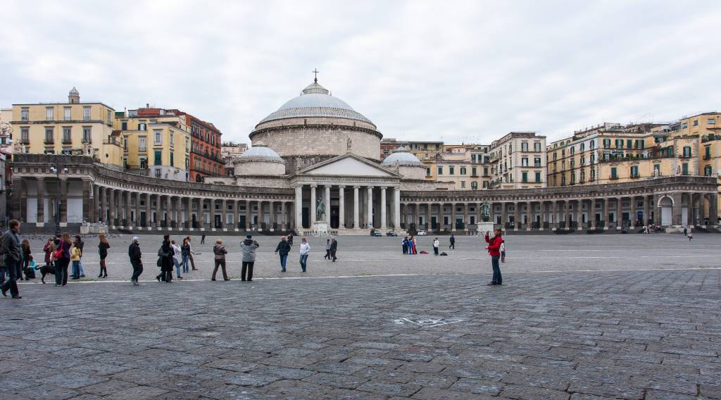 Piazza del Plebiscito, Nápoles, Itália