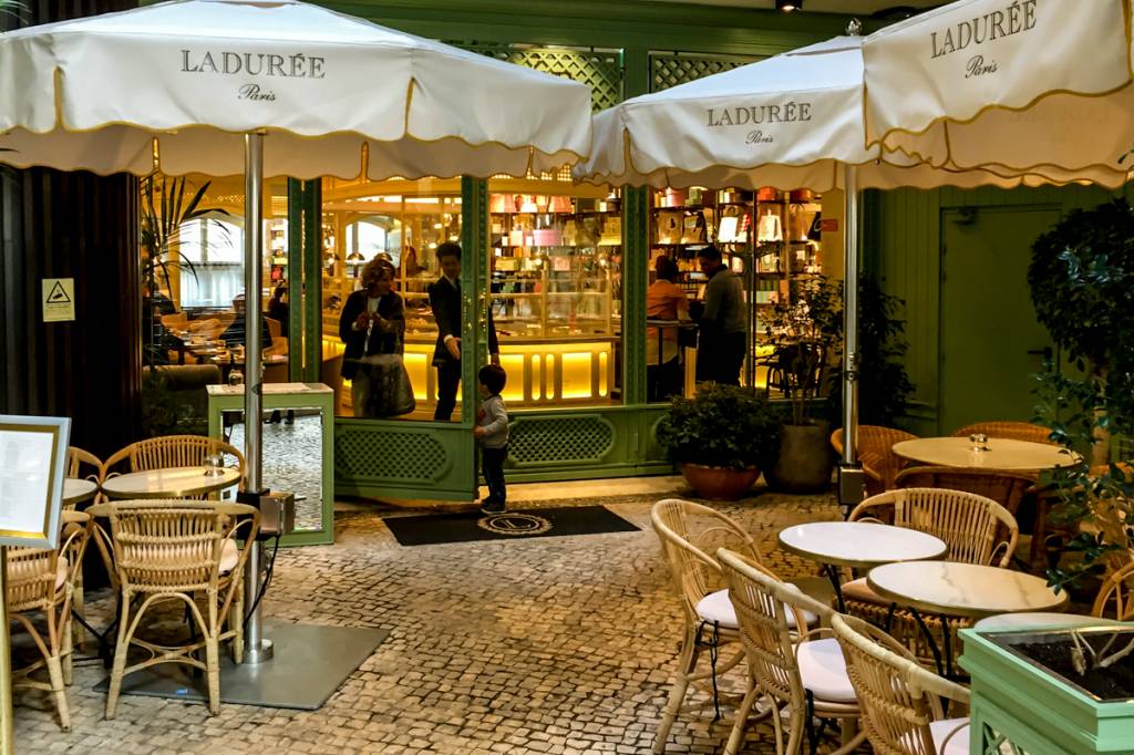 A entrada da loja e salão de chá: ares parisienses em Lisboa
