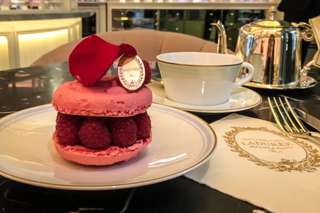 Meus acompanhantes da tarde: Ispahan e chá de caramelo