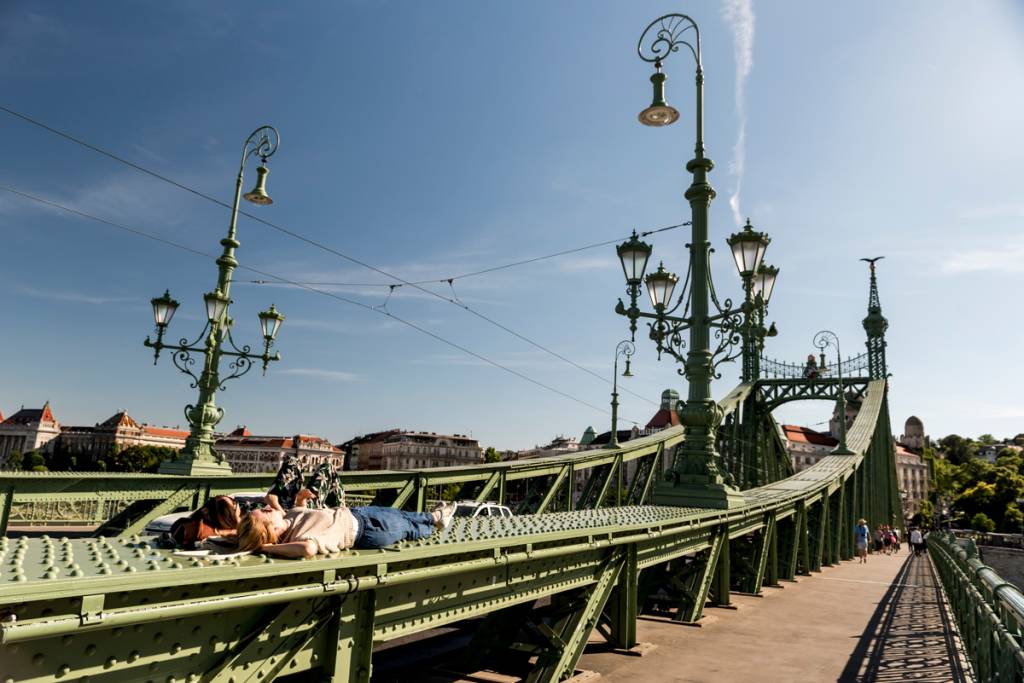 Budapeste, Hungria A Ponte Szabadsag sobre o Danúbio: de um lado, Buda; do outro, Peste