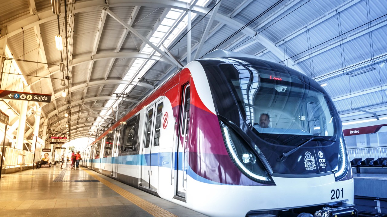 a foto mostra o metrô de salvador com listras vermelhas