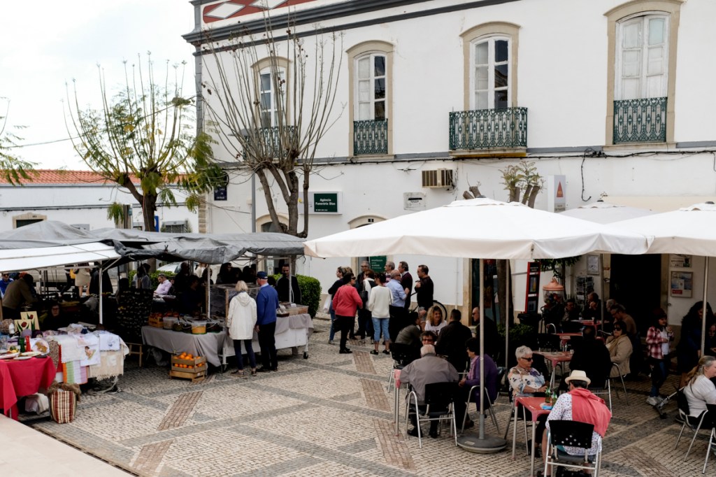 Feirinha e ritmo interiorano no centro de Estoi