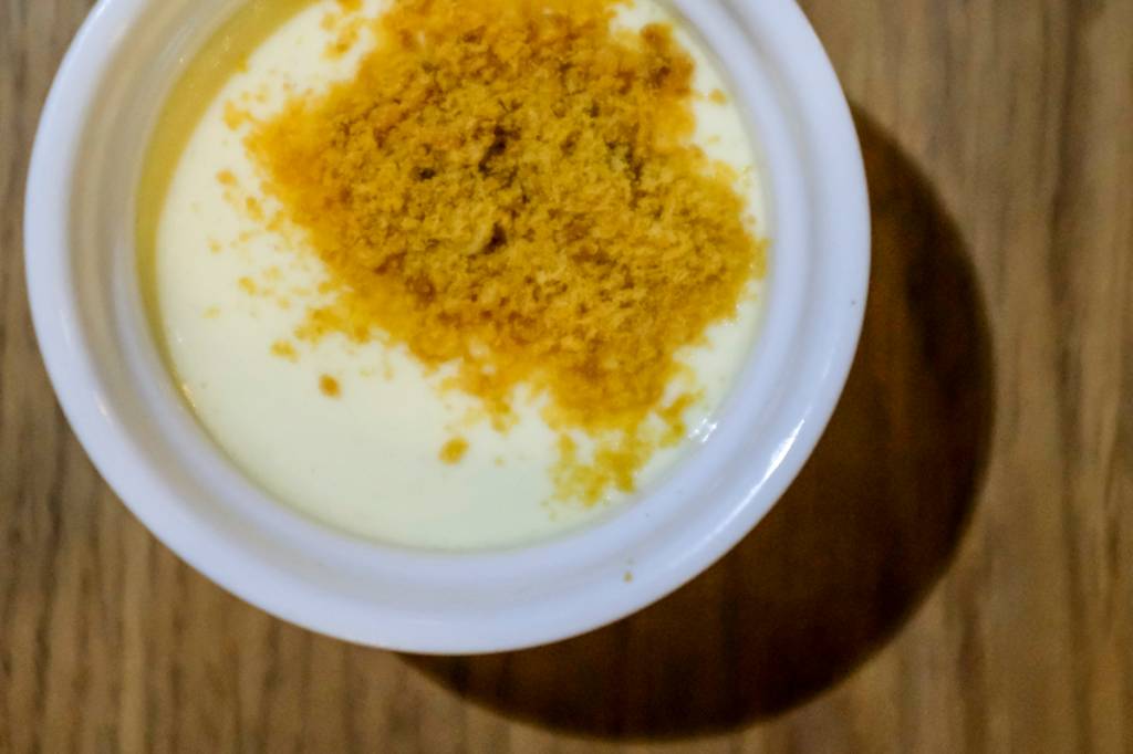 Crème brûlée salgado de ruibarbo com pó de gema curada