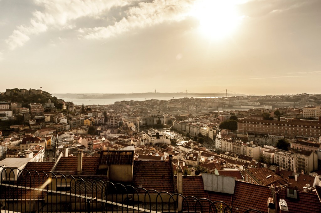 Mesas de madeira e plantas em um terraço do hotel Mama Shelter em Lisboa