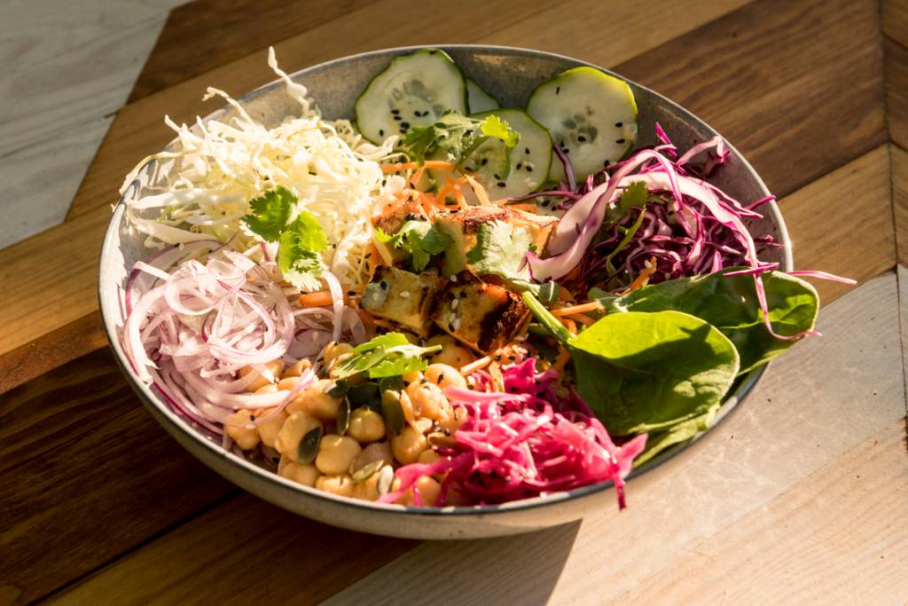 Veggie Bowl: cuscuz (ou quinoa) com tofu, legumes e salada