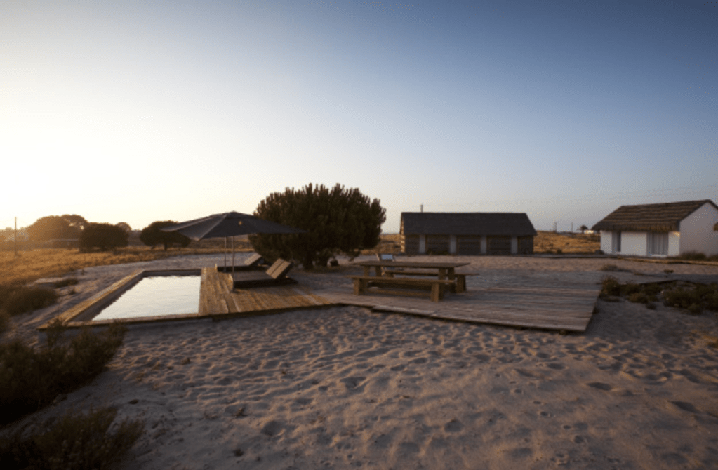 A piscina do Casas na Areia: luxo pé na areia (literalmente)