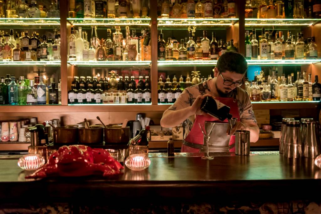 O bartender Paulo em ação: recentemente eleito dos melhores bartenders da Europa pela revista Mixology