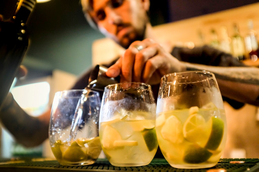 Desfile de caipirinhas de verdade: como manda o figurino