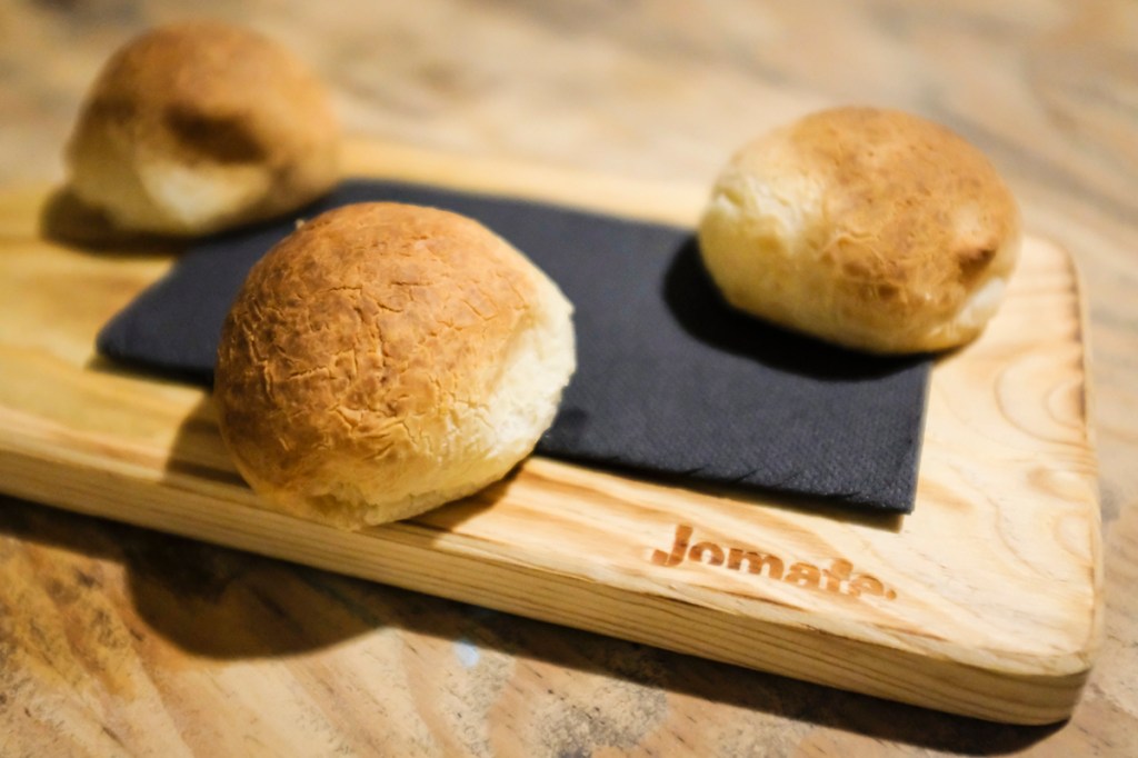 O pão de queijo: feito na casa, com queijo Minas