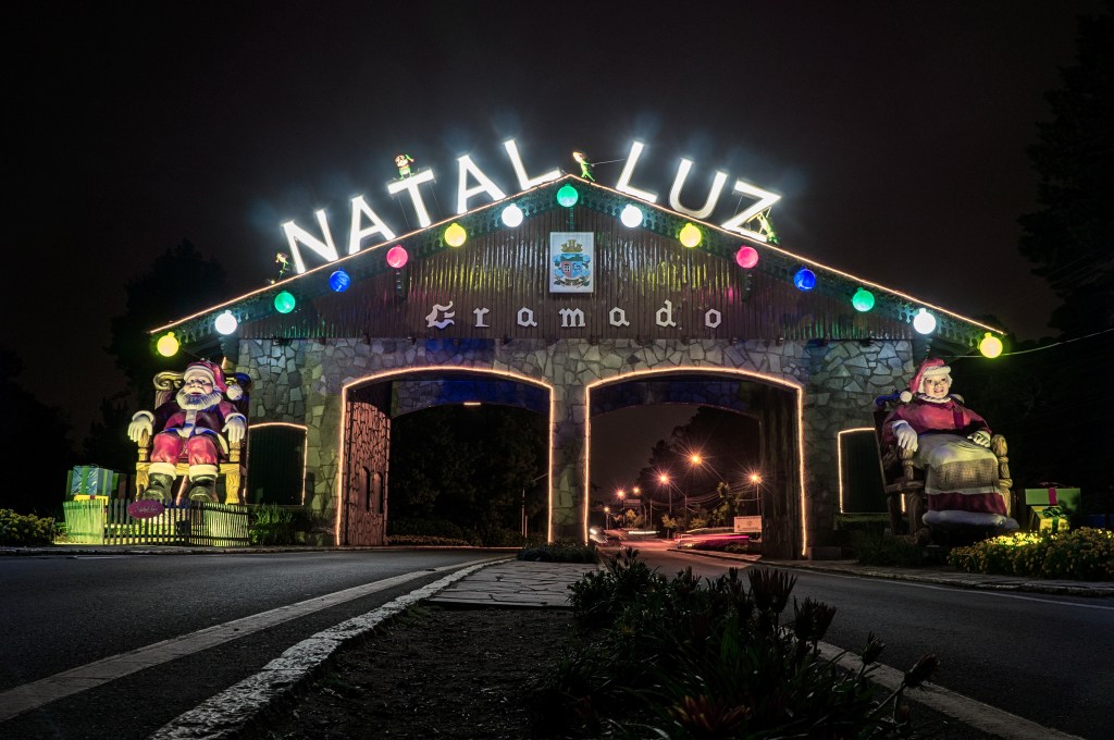 Portão de entrada decorado com a temática natalina em Gramado, no Rio Grande do Sul