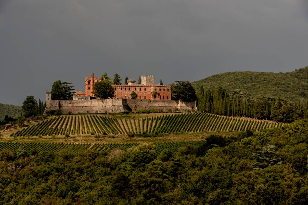 Vista do Castello di Brolio, cercado de vinhedos: o berço do Chianti Classico
