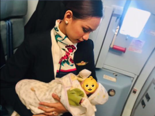 Comissária amamenta bebê de passageira durante voo
