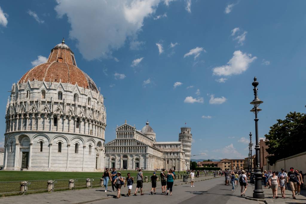 A Piazza dei Miracoli, em Pisa: a torre pendente é apenas uma das atrações do complexo