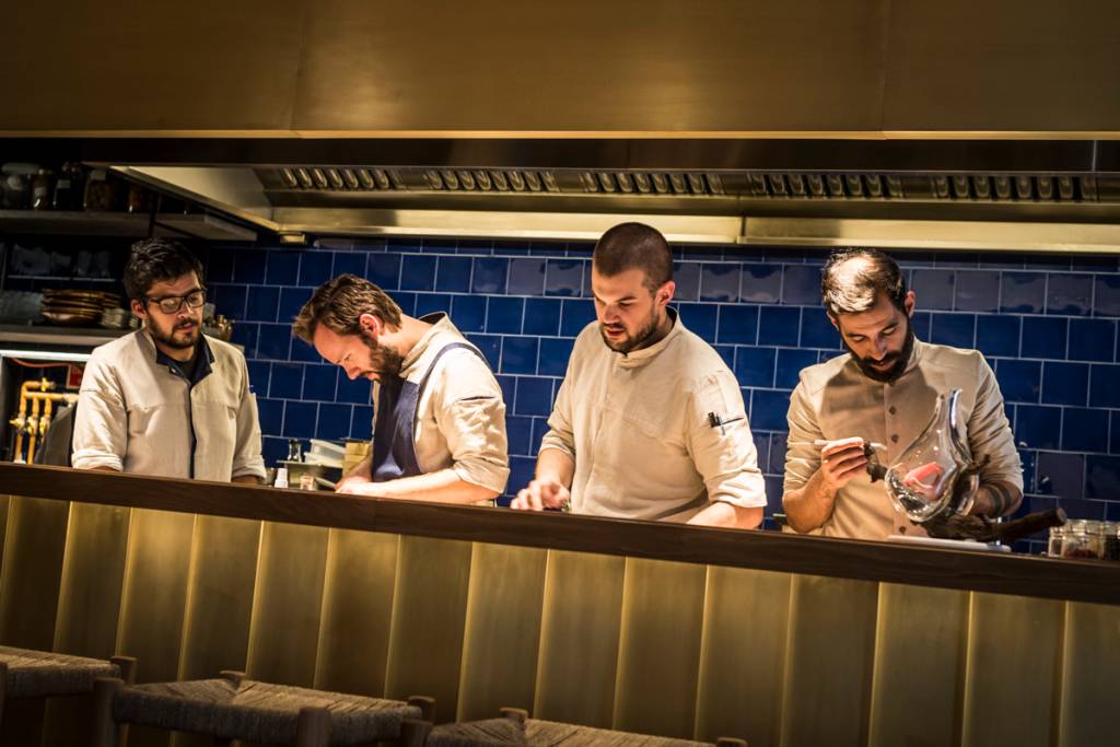 Cozinheiros em ação no balcão do Sála: sala moderninha, comida idem, ambiente histórico