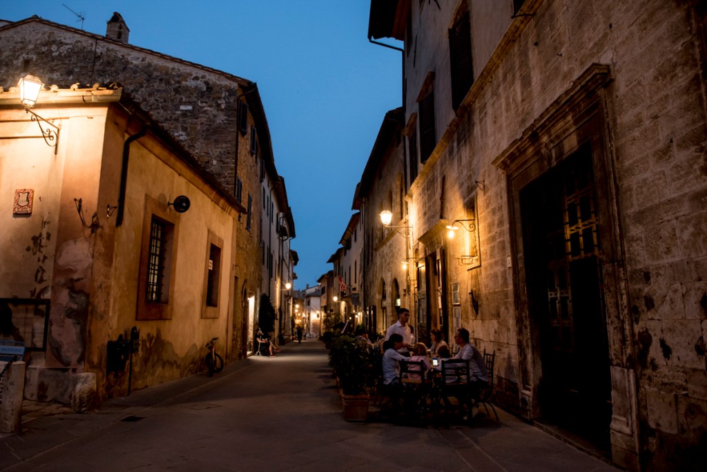 A linda vilinha de San Quirico d'Orcia: estratégica para pegar a estrada ao amanhecer