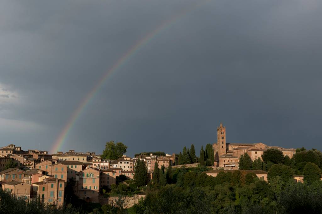 Depois da tempestade, a bonança: arco-íris no fim de tarde em Siena