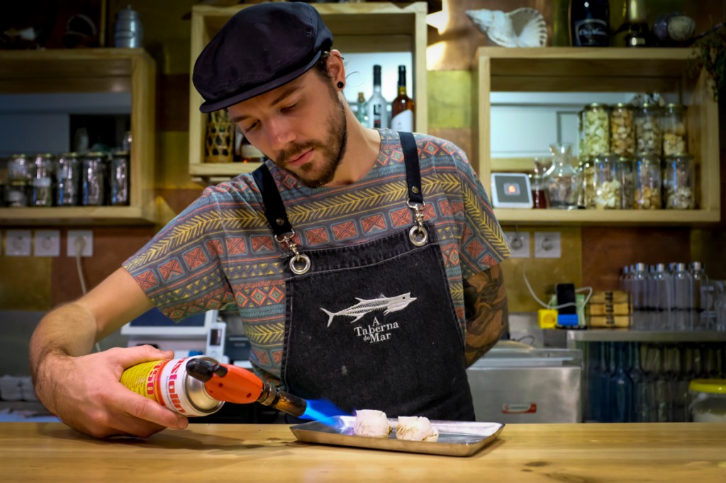 Taberna do Mar, Lisboa Toque final no sashimi: dá-lhe maçarico