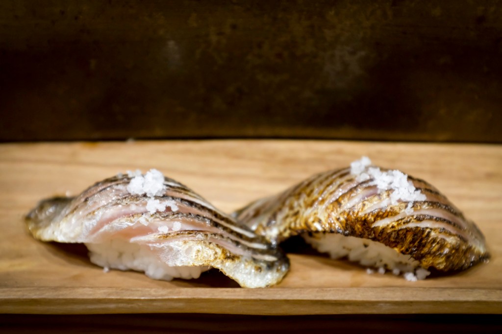 Taberna do Mar, Lisboa Dupla de niguiri de sardinha com flor de sal: momento uau
