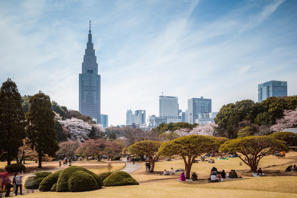 Visitantes passeiam pelo Shinjuku Gyoen, parque nacional localizado em meio aos arranha-céus de Tóquio, no Japão