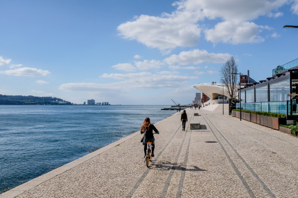 Belém, Lisboa, Portugal Passeio de bike à beira-rio em Belém, com o MAAT ao fundo