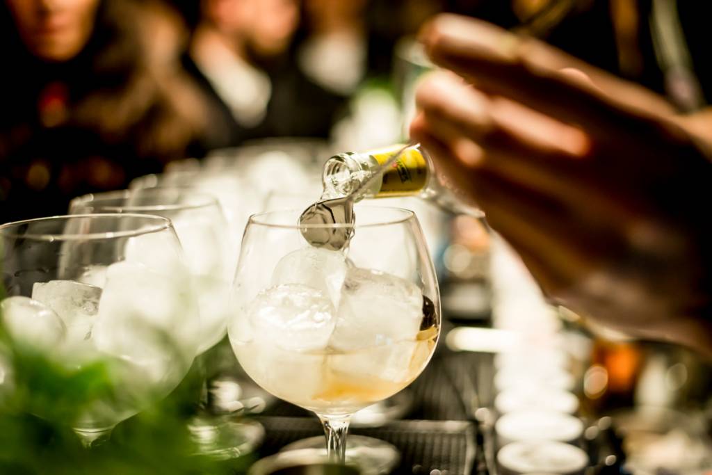Bartenders em ação na Gin Lovers, no Príncipe Real: mais de 50 receitas só de gin tônica