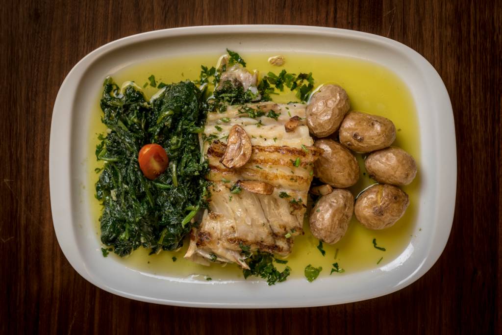 A Casa do Bacalhau, Lisboa Posta à lagareiro, assada na brasa, com batatas a murro e grelos, na Casa do Bacalhau