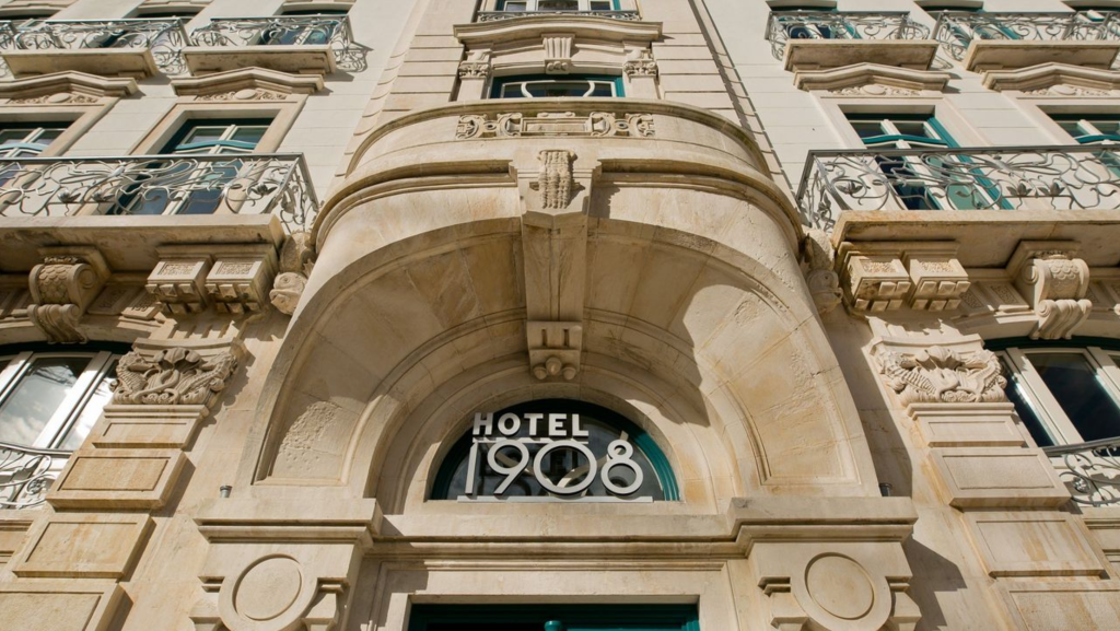 A bela fachada do 1908 Lisboa Hotel: puro glamour de volta