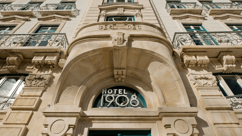 A bela fachada do 1908 Lisboa Hotel: puro glamour de volta
