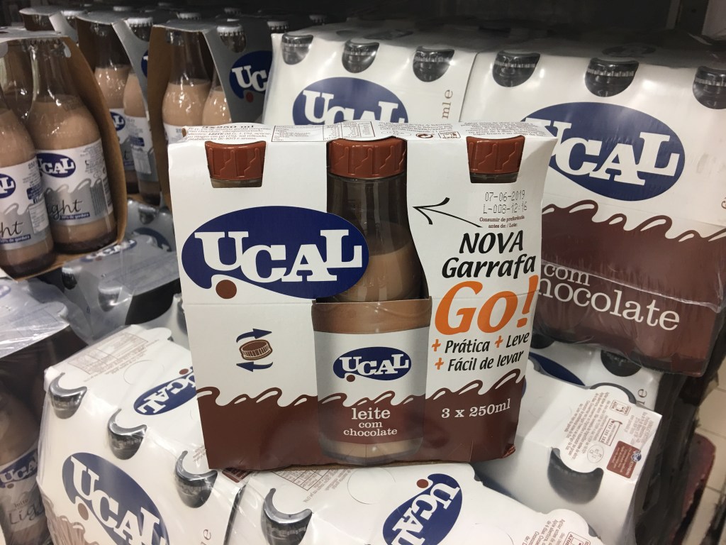 Ucal: eis a versão local, de ares retrô (em garrafinhas de vidro!) do nosso Toddynho. O pack com seis unidades de 250ml custa € 3,78*.