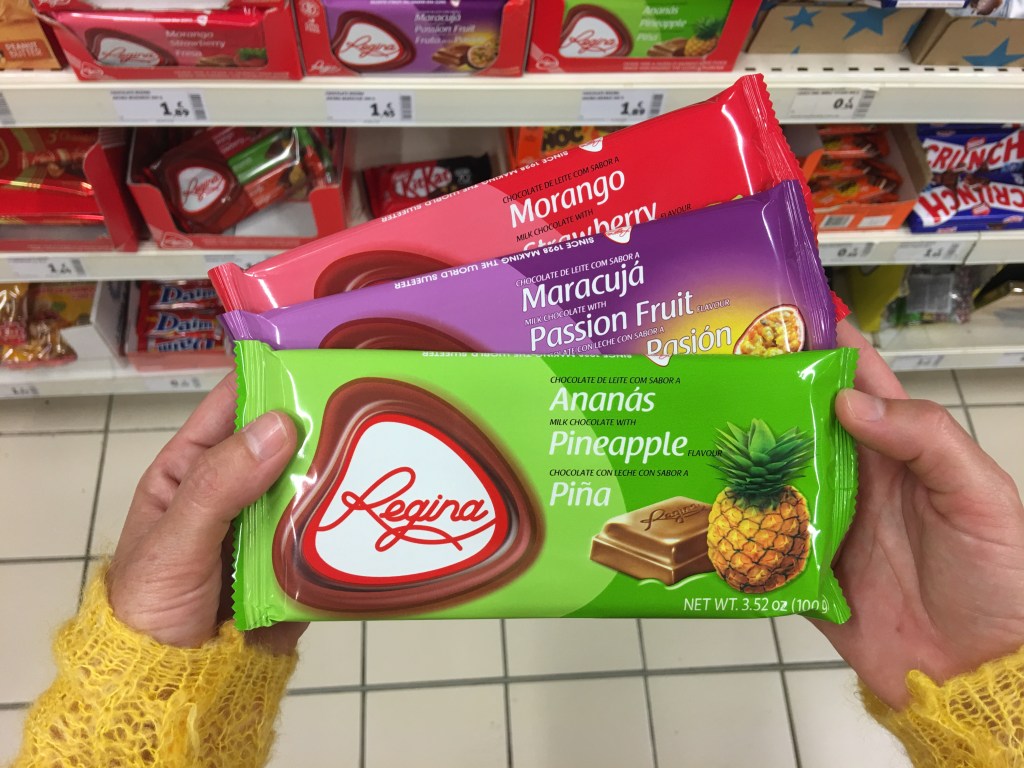 Chocolates Regina: sabor de infância para os portugueses. Esqueça os chocolates gourmet; esses são doces e, se tiverem recheio de frutas, ainda melhor. Os tabletes de 100g de morango a ananás custam € 1,89*; o de maracujá, € 1,45*.