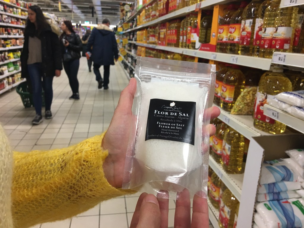 Flor de Sal: Portugal produz sal dos bons. As regiões mais famosas são o Algarve, Aveiro e Rio Maior. Este pacote de 200g, do Algarve, da marca Campos Santos, custa € 2,59*.