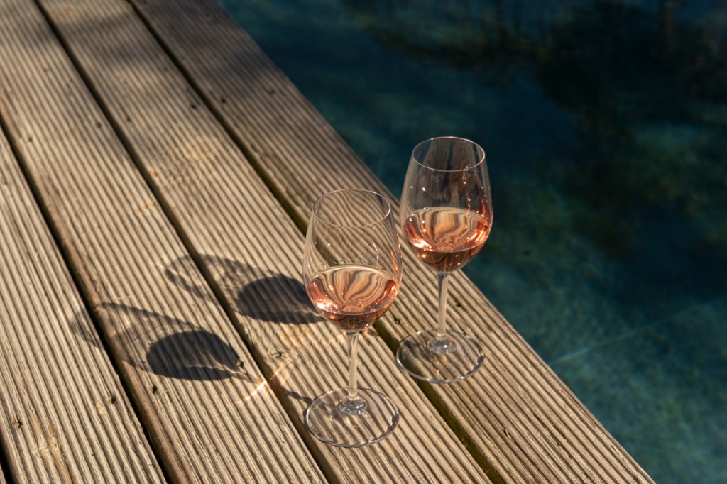 Relax à beira da piscina, com o rosé da casa