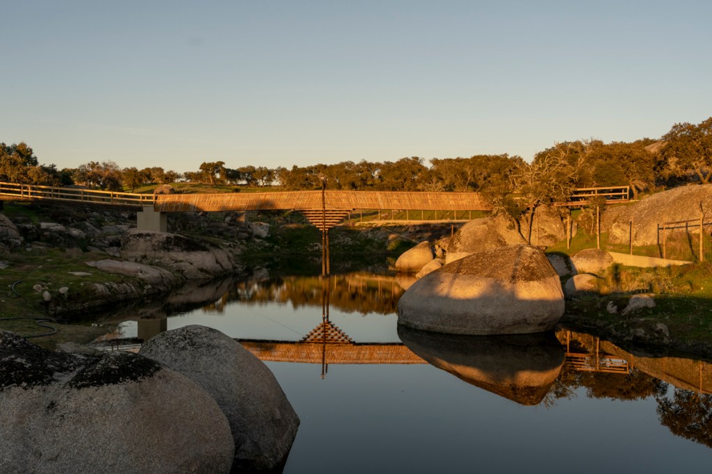 Passarelas pela propriedade: belas vistas ao pôr-do-sol