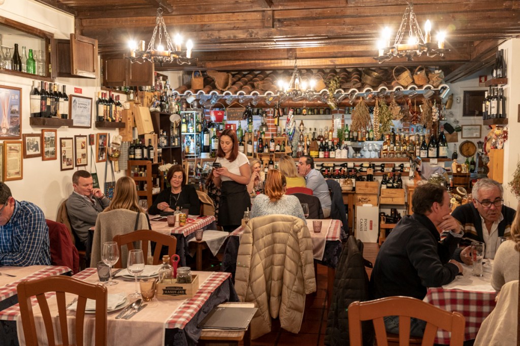 O salão do restaurante: ares de mercearia, clima de festa no interior