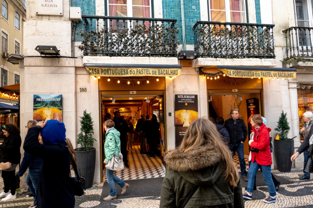 A fachada da loja da Baixa em Lisboa: entra e sai constante