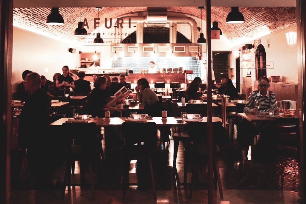 Restaurante Afuri, Lisboa, Portugal O salão do Afuri: teto abobadado de tijolos aparentes e ares moderninhos