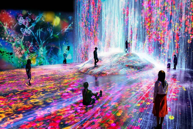 Mori Building Digital Art Museum: teamLab Borderless